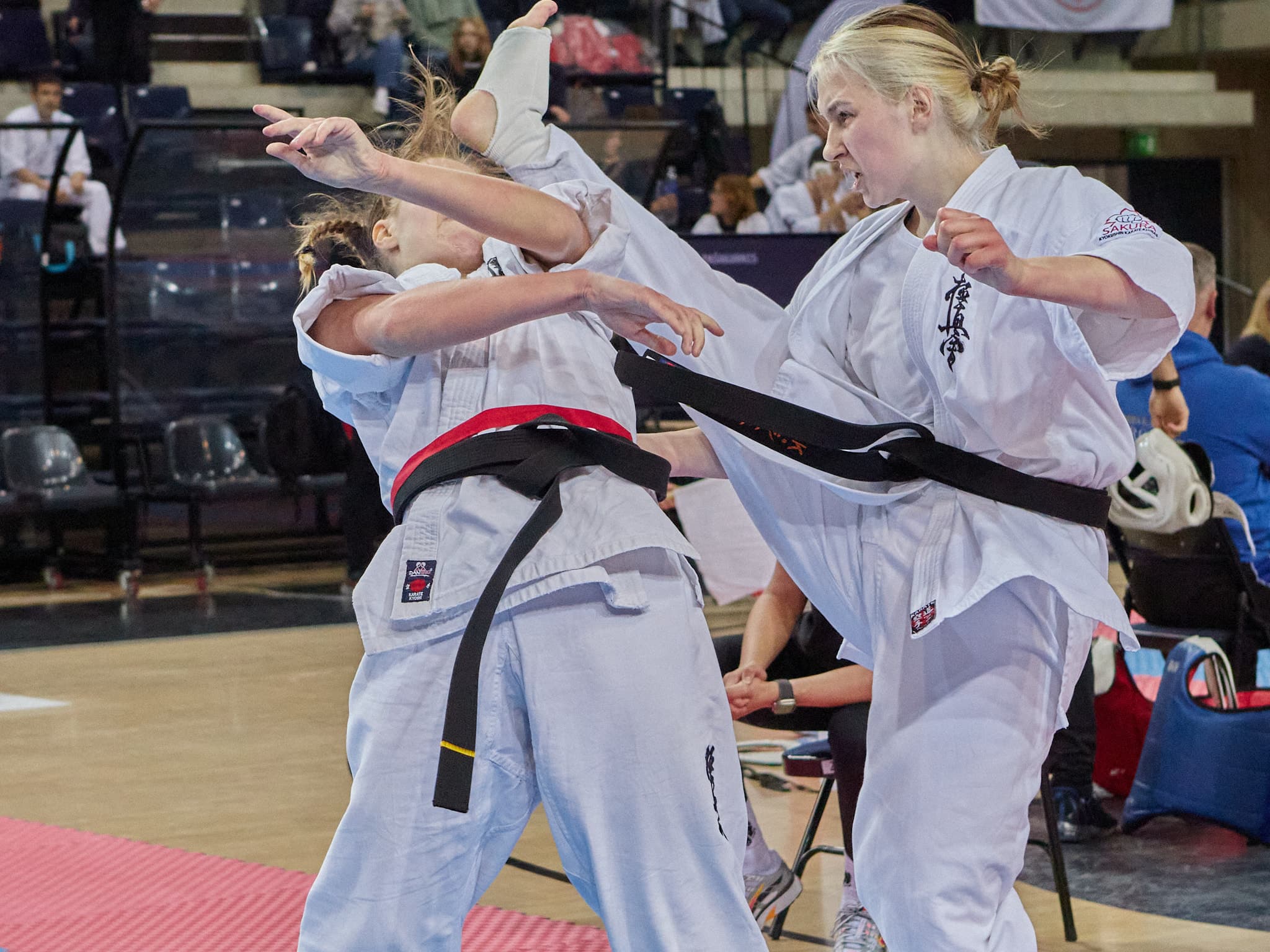Karatė dvikova varžybose Dvi sportininkės atlieka kovinį veiksmą karatė čempionate